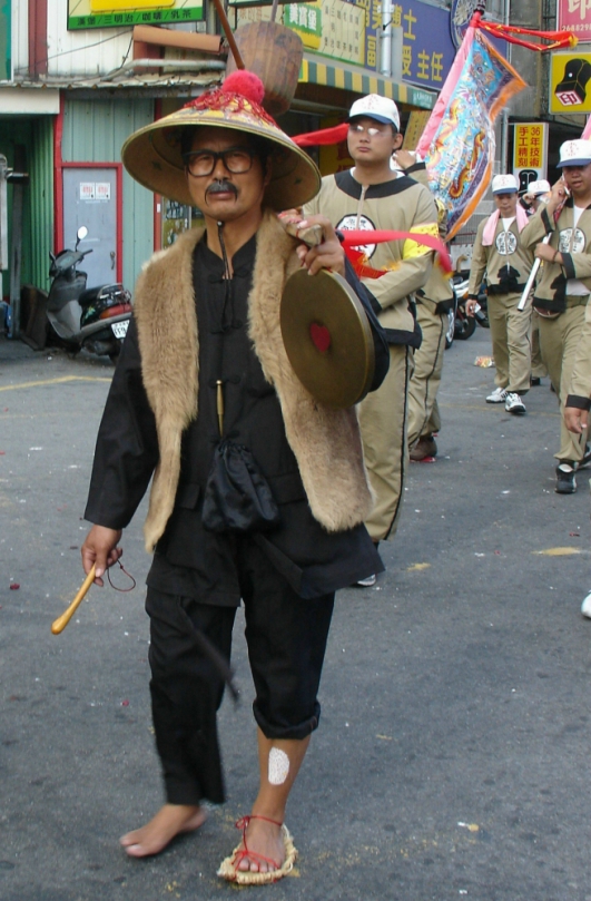 穿著清朝服裝邋蹋「報馬仔」是孝子　 每年大甲媽祖遶境都行走在前報詢息