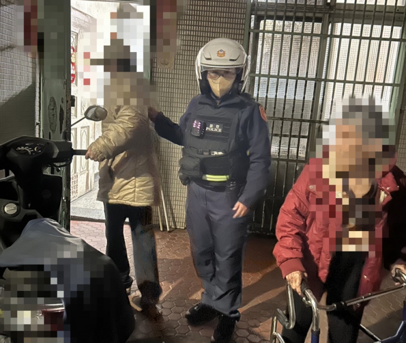 老翁飯後散步跌坐路旁釀驚魂  太平警巡邏發現助返家