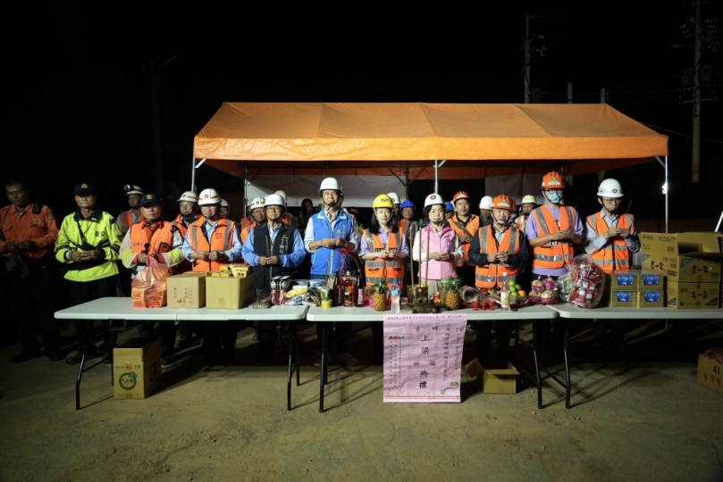 國道1號后里段三線路及舊社路跨越橋改建　 三線路跨越橋8日晚上進行鋼箱梁吊裝作業