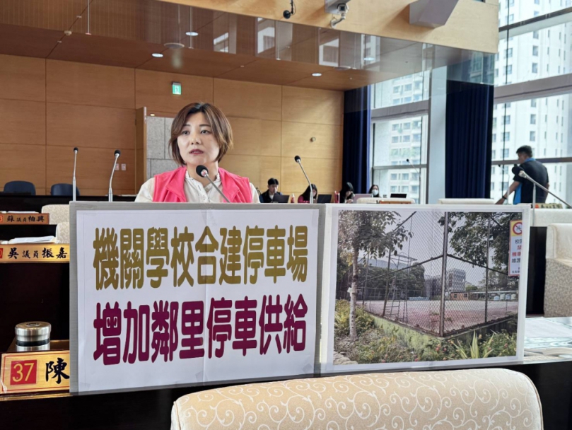 機動車輛登記數約為306萬輛  目前路邊汽機車停車格只有7萬6003格  民進黨台中市議員陳雅惠建議中市府  機關學校合建停車場  增加鄰里停車供給需求