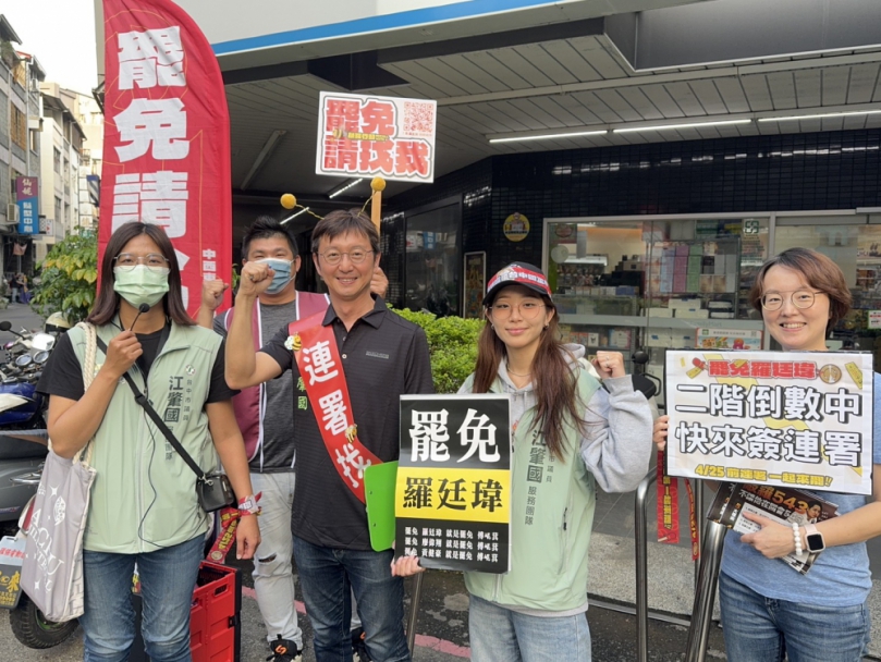 民進黨台中市議員江肇國化身連署小蜜蜂   衝刺罷免二階連署最後階段