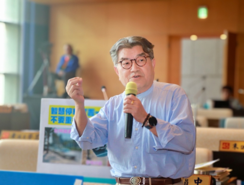 台中市交通局在全市約2萬個路邊停車格位施作地磁偵測系統   國民黨台中市議員李中質疑功能薄弱且浪費錢  建議交通局直接在停車格位旁設置具有照相功能的AVI系統  民眾停放取車時可直接掃描QR Code繳費