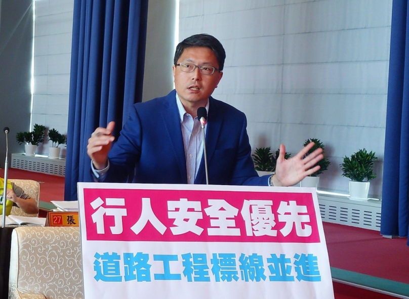 改善台中市交通事故     民進黨台中市議員林德宇要求交通局加強道路工程及標線的設置改善    並加強宣導用路人及行人應該要遵守號誌行走