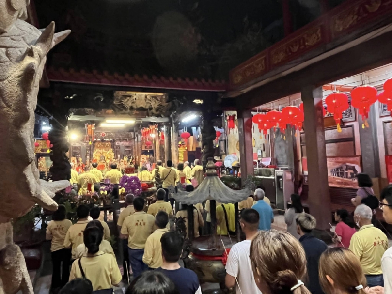 中市梧棲朝元宮深夜舉行媽祖祝壽大典信眾踴躍到場祝賀