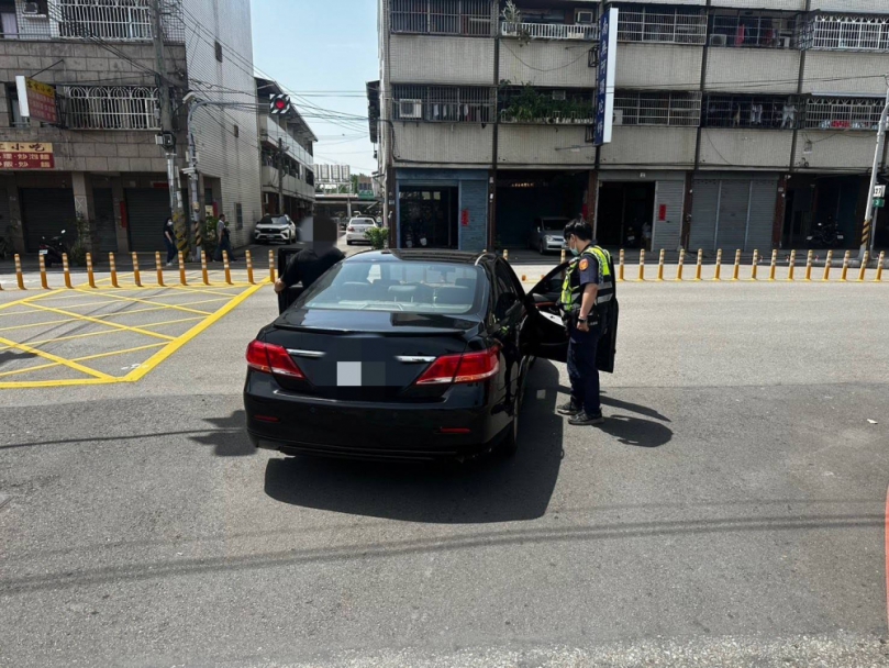 大熱天油箱見底卡路中   警「鐵砂掌」幫推解圍