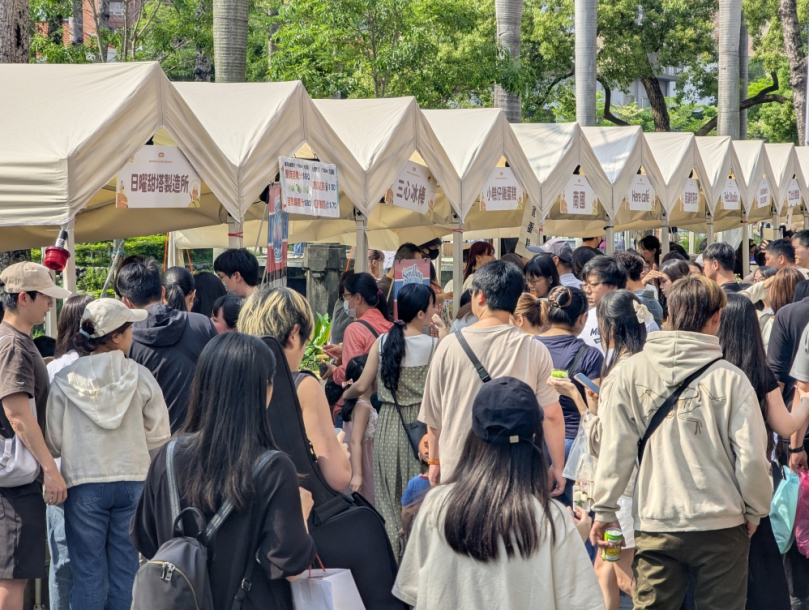 甜點控塞爆新竹護城河畔   椪柑市集–新竹不怕パン」兩天湧入3萬人   舊城區注入300萬商機活水！