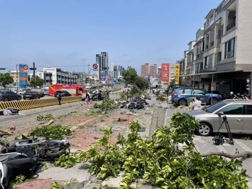 中市沙鹿區向上路下坡路段又發生重大車禍造成11人受傷送醫