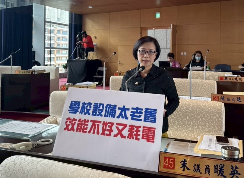 視力不良率差就缺護眼燈   禮堂冷氣用三十年憂安全   國民黨台中市議員朱暖英：極老舊校園設備當更新則更新