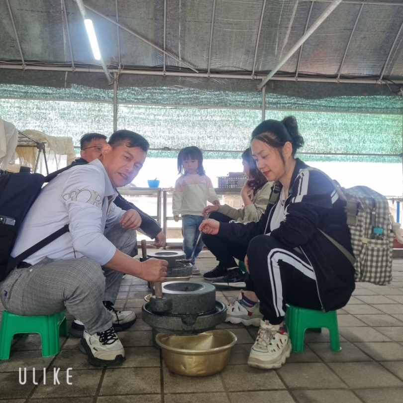 隨著旅遊熱潮的回暖、越來越多的台灣遊客選擇前往韓國體驗當地的農村生活、這不僅是一次旅遊、更是一場文化的深度交流、一群台灣遊客來到韓國的小村莊、親身體驗了傳統的農業活動、包括磨豆漿和製作豆腐、讓他們對當地農民的生活有了更深入的了解。