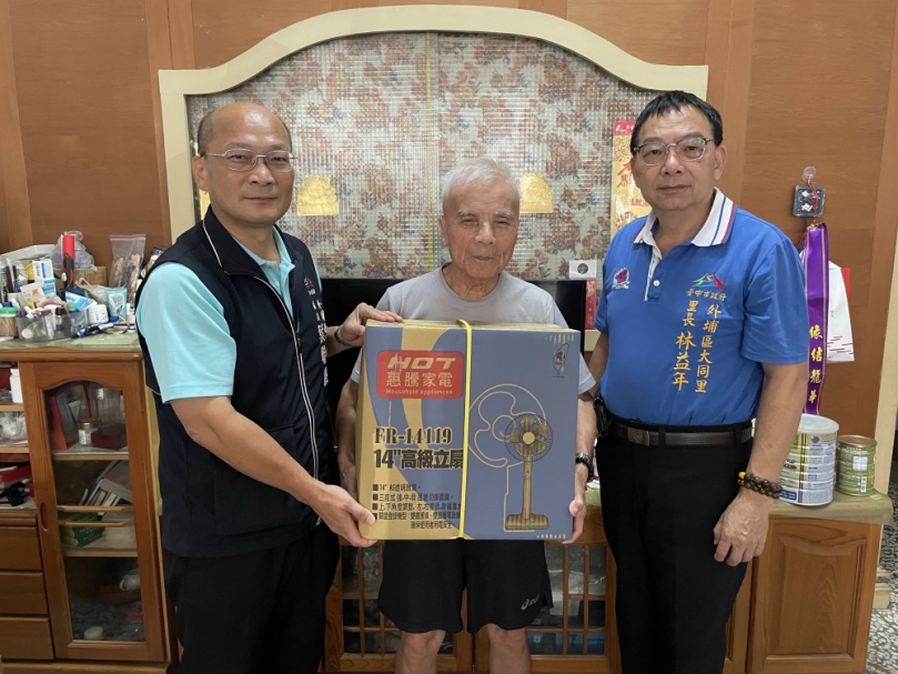 外埔區公所啟動長者「高溫關懷」機制  轉發14吋立式電風扇予獨居長輩