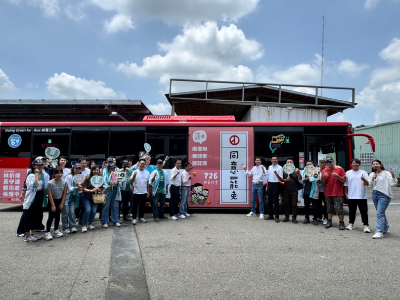 民進黨黨公職共同推出台派寶寶公車廣告   呼籲726票投同意　守護民主台灣