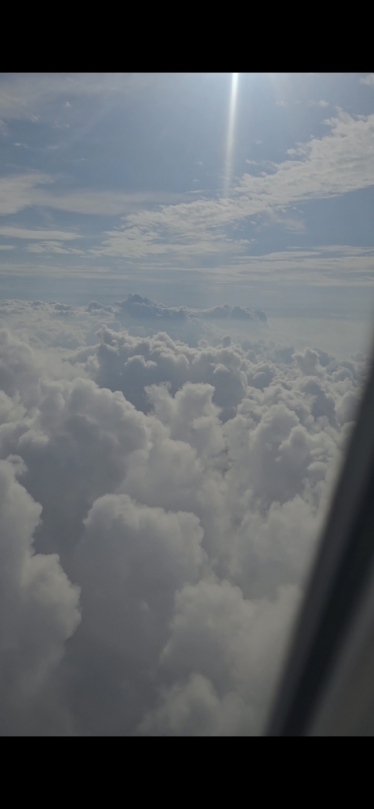 泰國普吉島飛往台中的SL7316班機、今（28）日因台中清泉崗機場天氣惡劣、出現低雲、強風及降雨、導致能見度不足、無法順利降落、為確保飛航安全、機長當機立斷、決定轉降台北松山機場。