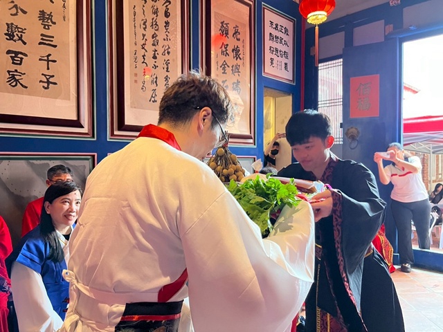 朝陽科大保金系EMBA迎新  古禮拜師創新傳承