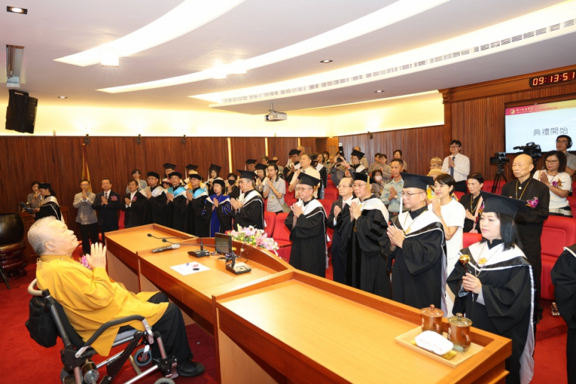 唯心聖教學院應用易經碩士班畢業典禮 許縣長頒獎祝福