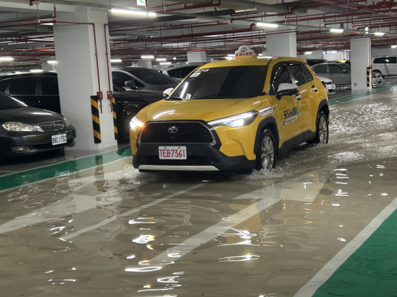 大里益民國小地下停車場傳出淹水災情  民進黨市議員李天生要求儘速搶修並追究原因  中市交通局：瞬間暴雨益民國小地下停車場傳積水  後續將邀集相關單位釐清原因及改善