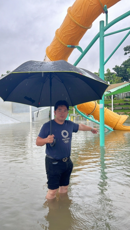 馬卡龍公園排水設計疑失效　豪雨後兒童遊戲區慘成「積水池」  中市建設局已請保全封閉公園內滯洪相關場域   籲市民配合現場管制勿靠近