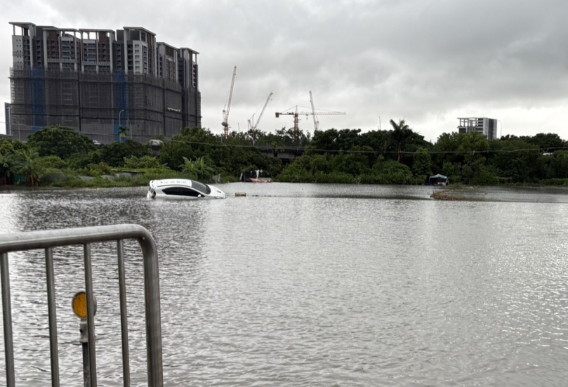 大雨傾盆稻田積水過高   駕駛開入田中動彈不得