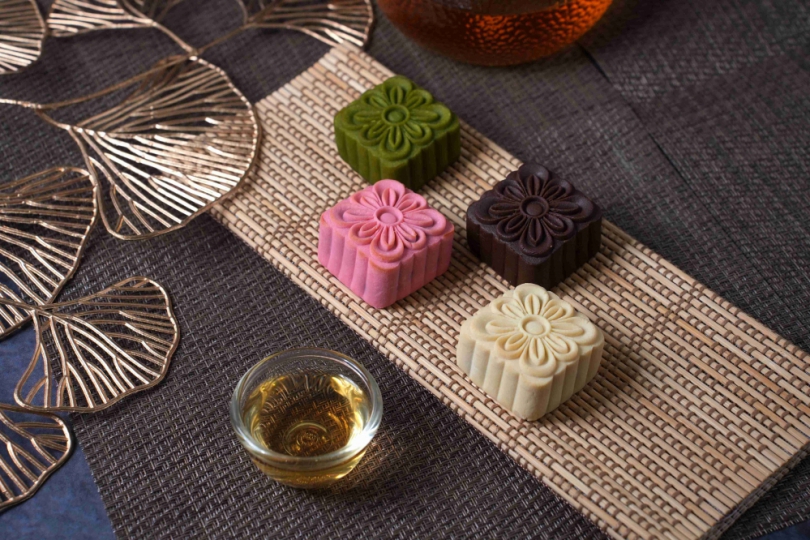 從燒肉餐桌到月光下的祝福  中秋佳節再推匠心禮盒  屋馬餐飲集團推出午茶系列桃山月餅  8月11日早鳥預購開跑