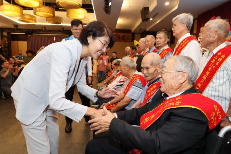 許縣長參加5鄉鎮模範父親表揚活動　祝福佳節愉快