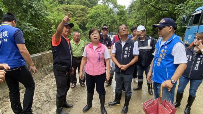 暴雨狂刷潭子龍興巷邊坡二度崩塌   立委楊瓊瓔勘災促速復建整治