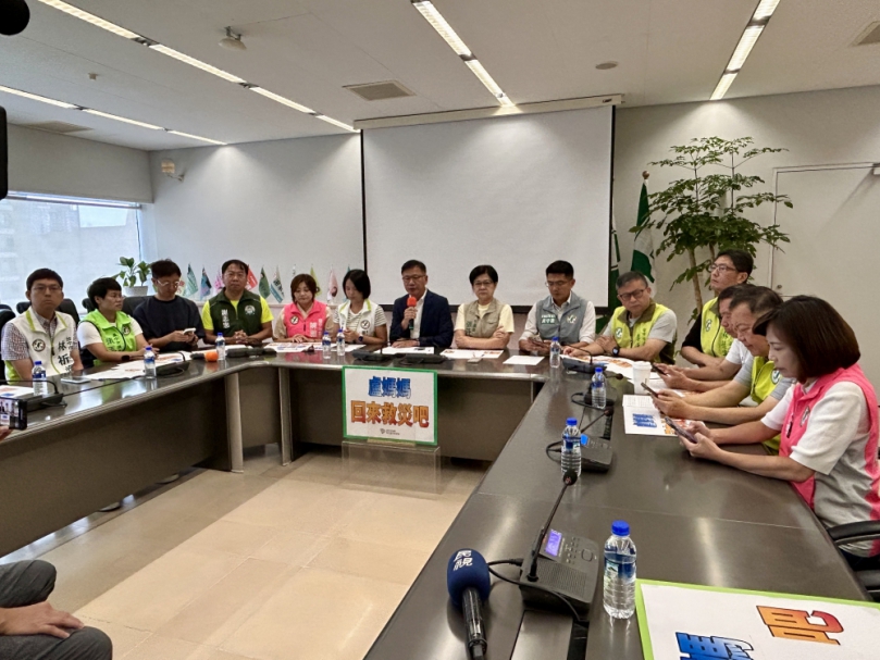 台中市議會民進黨團6日發起「捐出一日所得」盼與南台灣民眾共同挺過風雨  台中市議會國民黨團書記長李中反批意圖為黨中央轉移南部救災不力的焦點