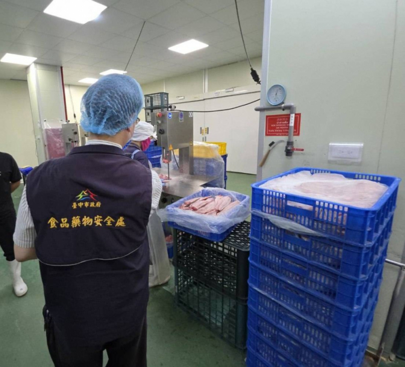 把關市民食安！ 中市食安處執行水產品專案稽查 查獲1件標示違規已下架停售