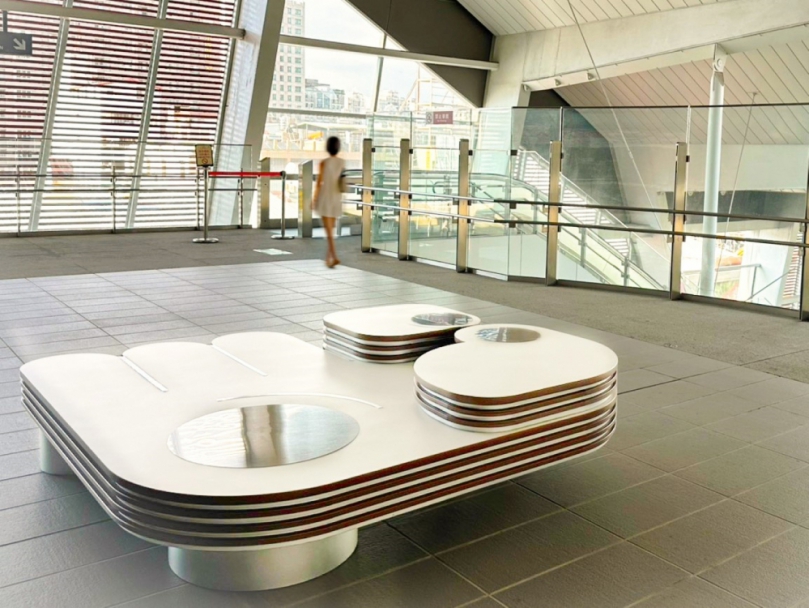 捷運站就是美術館！中捷公共藝術手勢裝置成為旅客身心休憩空間