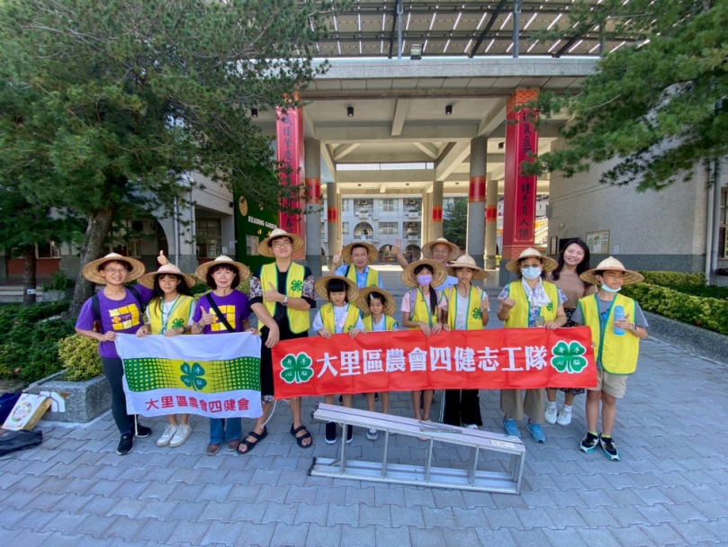 大里農會舉辦擦拭路口反光鏡服務   四健讓愛亮起來！