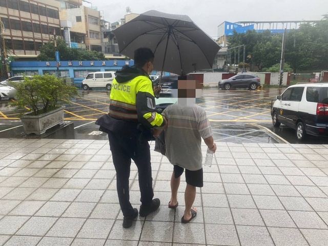 我們載您回家！7旬翁記憶停留小時候    烏日警化身GPS助返家