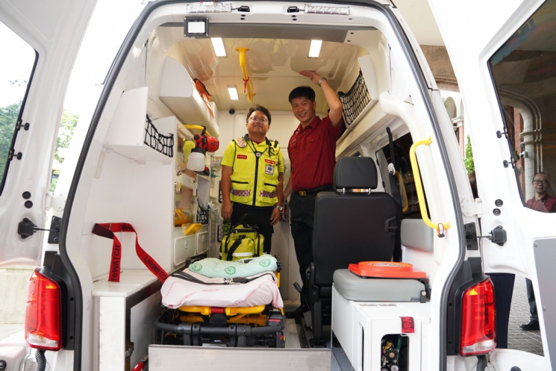 善心企業家陳泰福伉儷再捐第二輛救護車   新竹縣首輛高頂救護車亮相
