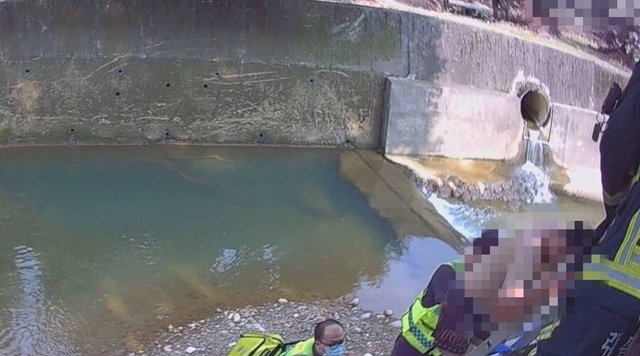 颱風前夕男子至河床釣魚受困   太平警消合力搶救上岸