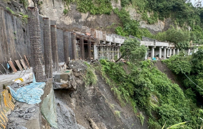 古坑草嶺聯外道邊坡滑落岌岌可危　劉建國攜手公部門緊急會勘加固工程