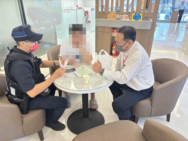 又是愛情包裹詐騙！男子陷熱戀欲匯海關費    太平警見狀拆招阻詐騙