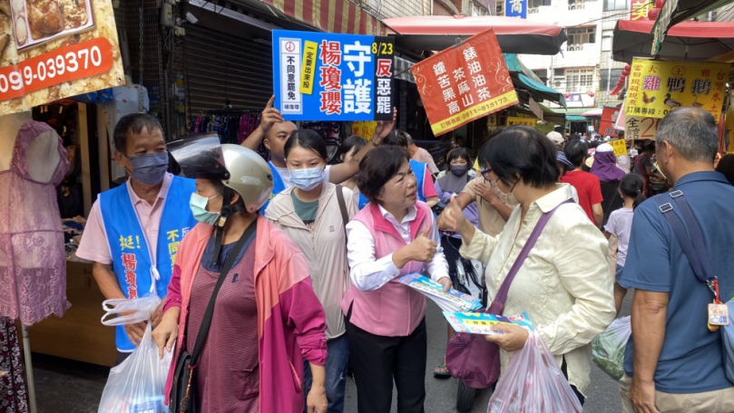 823前最後黃金週末  立委楊瓊瓔掃街大雅市場催票「不同意罷免」
