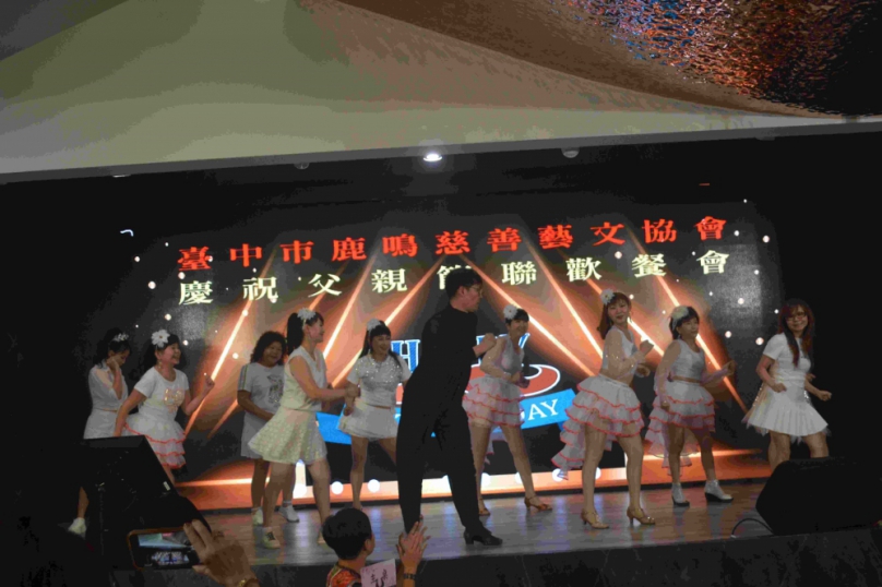 台中市鹿鳴慈善文藝協會盛大舉行慶祝父親節晚會歡樂整個下午時光