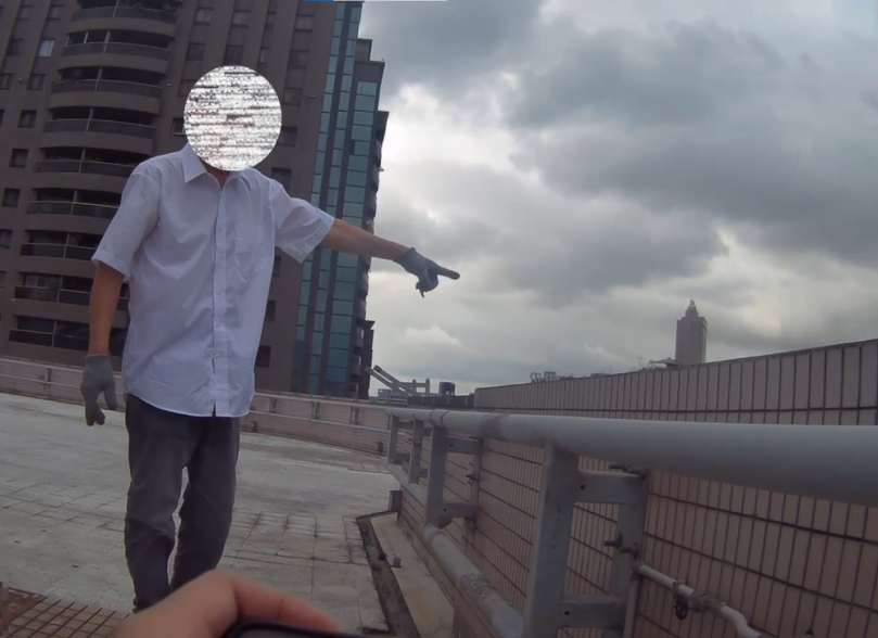 老翁頂樓揮舞衣服求救   女警速衝赫知竟是烏龍