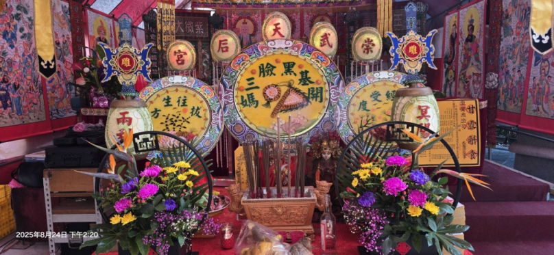 福建省惠安縣崇武天后宮開基黑臉三媽神尊、首次應邀來台舉辦「慶贊中元祈安普度法會」、於今24日假台中市豐原區玉濟宮前廣場隆重登場、吸引眾多信眾與地方仕紳熱烈參與、現場普設供桌逾300多桌、尚不包含各式熟食、糕餅等專區桌數、場面莊嚴盛大、展現民間信仰深厚凝聚力。