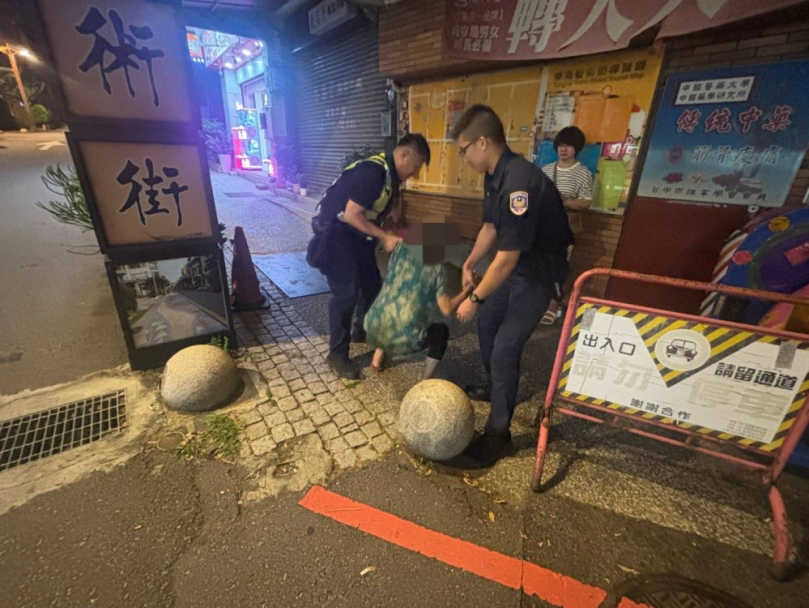 6旬婦躺人行道呼呼大睡   警暖陪伴護送返家