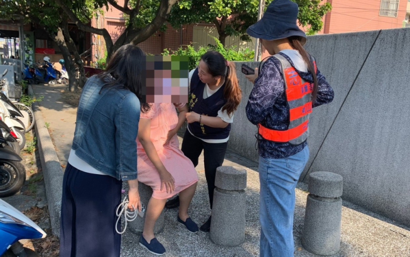 孕婦攜童上學突失足跌倒  雲警暖心即時協助送醫母子均安