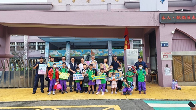 開學日「警察御守」來陪伴   太平、烏日和霧峰3個警分局執行護童專案