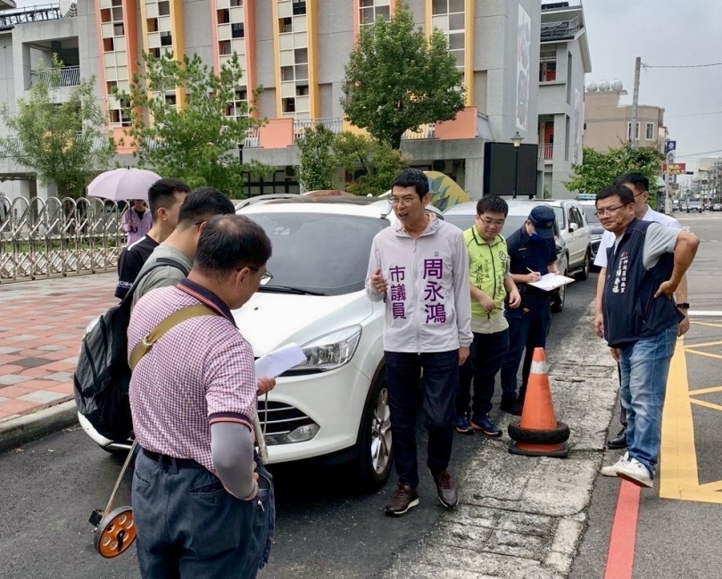 民進黨議員周永鴻會勘社口國小交通亂象   成功爭取駐車彎改善工程