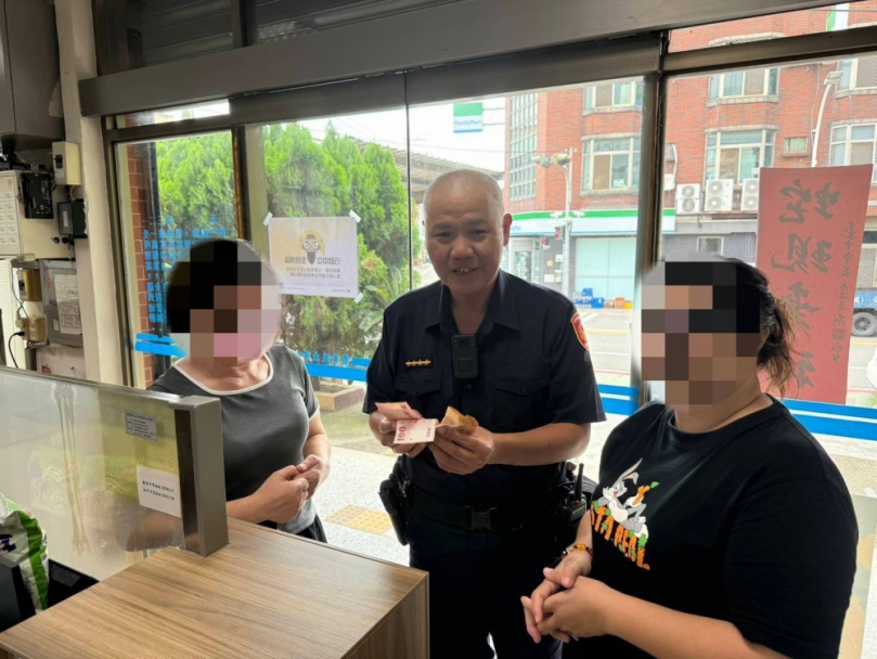 百鈔躺路上  警憑「這張」物歸原主  早餐店老闆娘大讚：真的太神了！