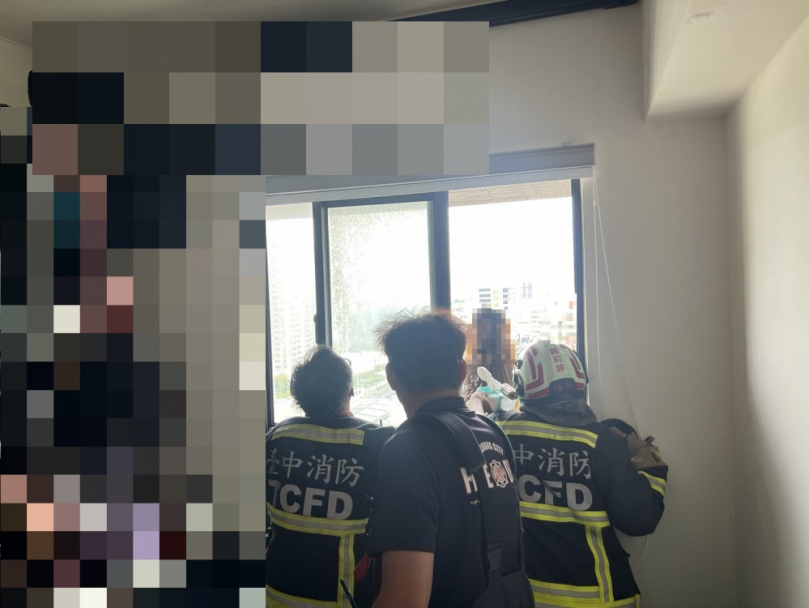 警消人員安撫並乘機救下坐在高樓窗外的女大生
