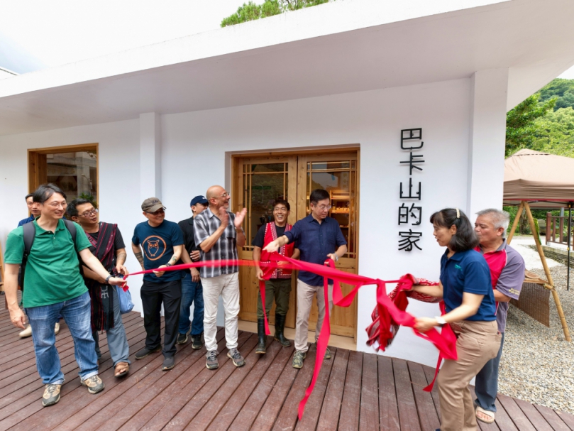 賽夏族語「爸爸、媽媽、孩子一家人」   南庄「巴卡山的家」今天歡喜開幕