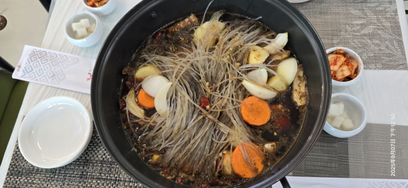 走進韓國慶尚北道安東市、濃厚的儒家文化與傳統風情迎面而來、台灣遊客近日掀起一股「文化美食深度遊」熱潮、紛紛走進當地民俗村體驗特色風味餐DIY、其中「安東燉雞最受歡迎。