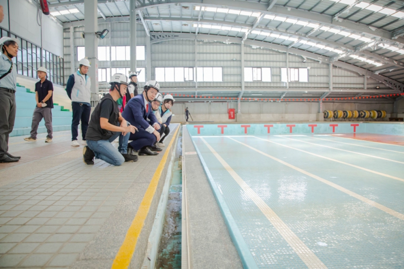 邱臣遠視察香山游泳池改善工程   盼高品質運動休閒場所   提升市民身心健康