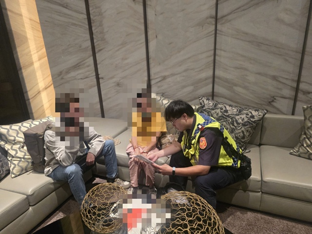 婦人陷投資詐騙子苦勸不聽  警到場她「信」了