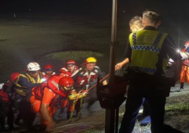 新竹女跳海輕生   警方從海邊遺書   涉水成功救人