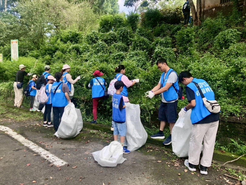 防治小花蔓澤蘭危害  林業及自然保育署臺中分署與矽品精密攜手除蔓