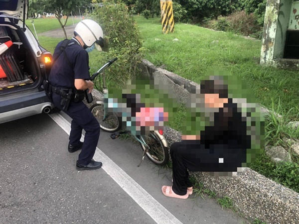 婦人騎鐵馬跌落草叢釀驚魂   太平警伸援助安置